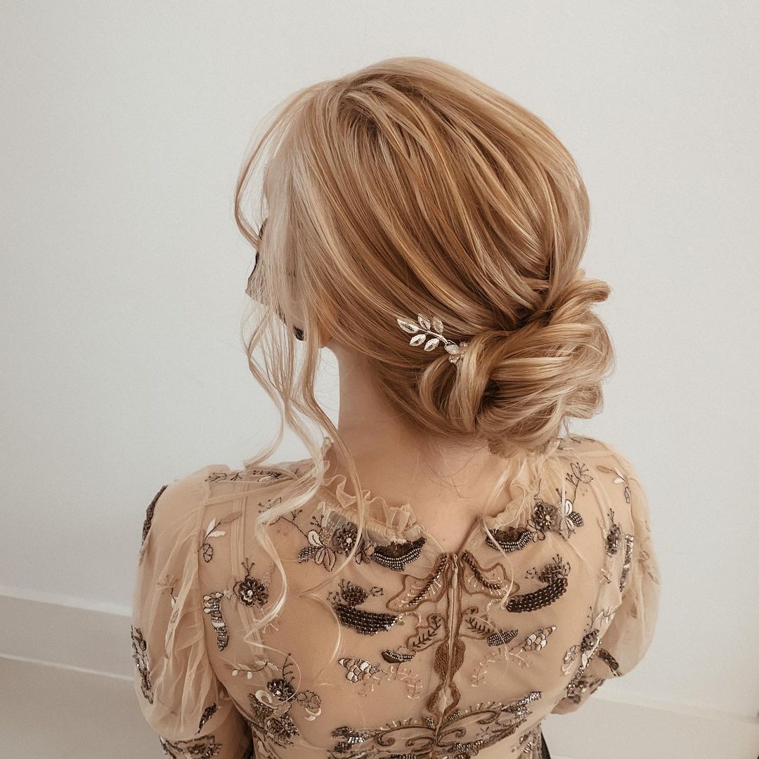 27 Loose Updo with A Hairpin